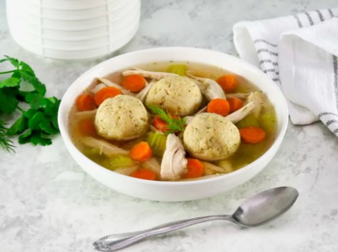 Matzo Ball Soup (Matzas bumbiņu zupa)