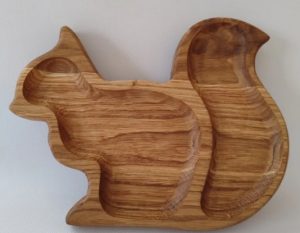 Vaikiška medinė lėkštė "Voverė" iš ąžuolo 22x17 cm – natūrali ir patogi
