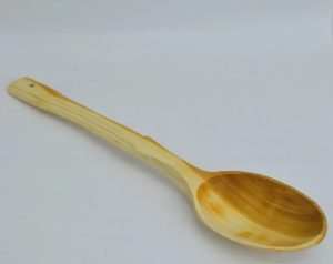 Medinis figūrinis virtuvės šaukštas 32 cm – natūralus ir patogus įrankis