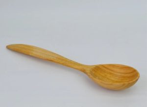 Medinis virtuvės šaukštas iš vyšnios medienos 30 cm – natūralus ir patvarus