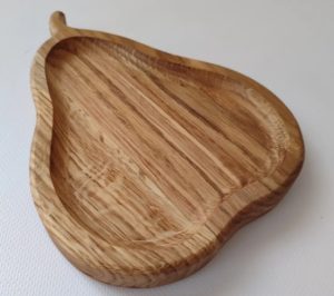 Vaikiška medinė lėkštė "Kriaušė" iš ąžuolo 20x15 cm – natūrali ir patogi