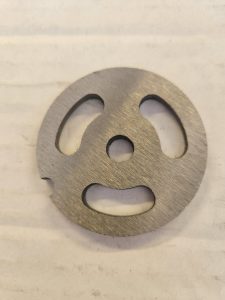 Mėsmalės tinklelis 53 mm su 8 mm skylėmis – puikus pasirinkimas dešrų gamybai