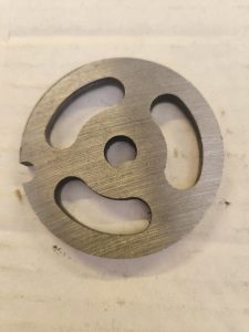 Mėsmalės tinklelis 61 mm su 9 mm skylėmis – optimalus pasirinkimas dešrų gamybai