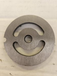 Mėsmalės tinklelis 61 mm su 9 mm skylėmis – idealus pasirinkimas dešrų gamybai