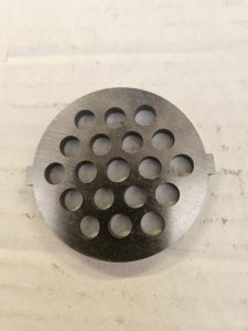 Mėsmalės tinklelis 53 mm su 8 mm skylėmis ir fiksavimo grioveliais – stabilus ir patikimas pasirinkimas