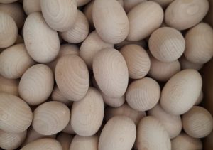 Natūralūs mediniai kiaušiniai 6 x 4 cm – puikiai tinkantys dekoravimui