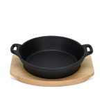 Fissman čuguna servēšanas panna uz koka statīva 18 cm.
