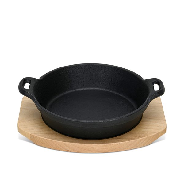 Fissman čuguna servēšanas panna uz koka statīva 18 cm.