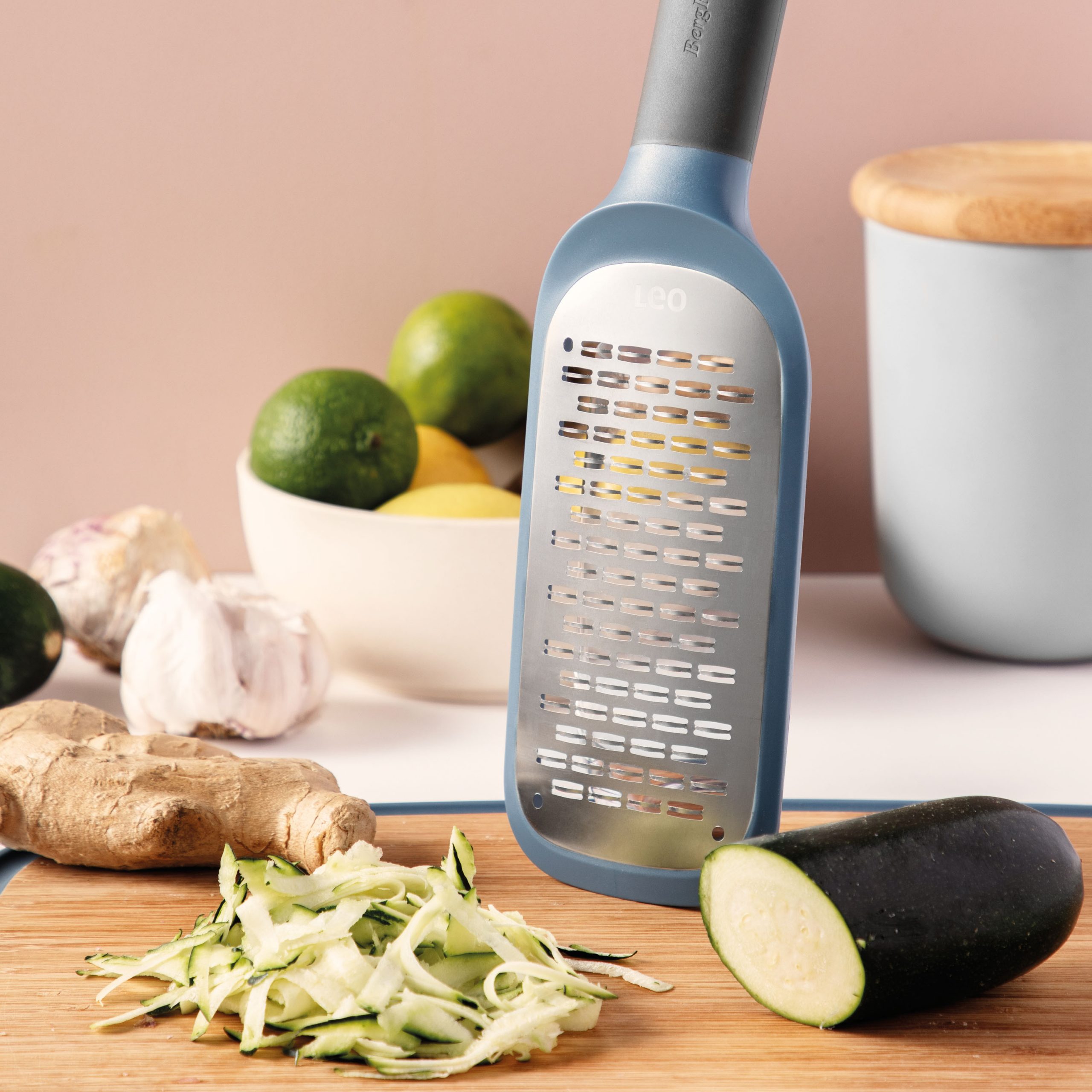 3950204-BergHOFF-LEO-Double-sided-ribbon-paddle-grater-04-scaled BergHOFF Divpusēja Rokas Rīve LEO | Smalkai un rupjai rīvēšanai | Zila - Image 2