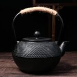 Japoniško stiliaus ketaus arbatinukas su sieteliu (0.8L / 1.2L / 1.8L) | Emaliuotas vidus, ilgai išlaiko šilumą