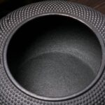 Japoniško stiliaus ketaus arbatinukas su sieteliu (0.8L / 1.2L / 1.8L) | Emaliuotas vidus, ilgai išlaiko šilumą