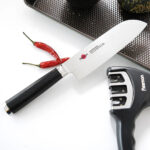 Fissman Damasko tērauda Santoku nazis KENSEI MUSASHI | 17 cm, 67 slāņi, VG-10 - Image 4