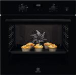 Iebūvējama cepeškrāsns Electrolux 72 l A Melna SteamBake 600 sērija EOD5C50Z "SteamBake" – maizes ceptuve jūsu mājās Cepeškrāsnī "600 SteamBake" mājas apstākļos ar tvaika palīdzību varat izcept mutē kūstošas ​​smalkmaizītes un ideālas kūkas un pīrāgus. Izbaudiet vienmērīgi izceptu vistu, lazanju un zivis. Kraukšķīga garoziņa un gaisīgs cepumu vidus tikai ar vienu pieskārienu. Funkcija "SteamBake", lai cepumi būtu garšīgi Funkcija "SteamBake" sniedz iespēju mājās ar vienu pogas spiedienu izcept gardumus, kas neatpaliek no maizes ceptuves izstrādājumiem. Mitrums veicina mīklas rūgšanu, tāpēc cepuma iekšpuse ir gaisīga, bet sausais karstums pārklāj ārpusi ar kraukšķīgu un spīdīgu garoziņu. Izbaudiet ne tikai gardus cepumus. Katalītiskās tīrīšanas funkcija Pateicoties katalītiskajam pārklājumam, varat aizmirst par cepeškrāsnī sakrājušos taukiem un pārtikas netīrumiem. Šī pašattīrīšanās funkcija ir aktīva, kad cepeškrāsns ir uzkarsēta līdz 250 °C temperatūrai, tāpēc tagad cepeškrāsns tīrīšana ir īpaši vienkārša. Ātra, efektīva un vienmērīga cepšana Mūsu tehnoloģija "Even Cooking" sadala karstumu visā cepeškrāsnī, tāpēc ēdiens cepas vienmērīgi un tas nav jāapgriež. Šī tehnoloģija ātrāk uzkarsē cepeškrāsni un ietaupa ne tikai laiku, bet arī elektroenerģiju! Informatīvs LED taimera ekrāns Ar LED ekrāna palīdzību ir viegli uzraudzīt gatavojamos ēdienus. Iestatiet ēdiena gatavošanas ilgumu vai kontrolējiet gatavošanas procesu ar ēdiena termometra palīdzību. Vadība neprasa nekādas pūles, tāpēc uzmanību varat koncentrēt uz kulināriju. Produkta priekšrocības un īpašības • Cepeškrāsns vadība ar temperatūras un laika mērītāju • Katalītisks, noturīgs tīrs cepeškrāsns pārklājums • Daudzfunkcionāla cepeškrāsns ar riņķveida sildelementu • Dzesēšanas ventilators • Iespiežami rokturi. Produkta tehniskās īpašības Krāsa - Melna .Cepeškrāsns karsēšanas funkcijas - Apakša, Ventilators + apgaismojums, Grils + apakša + ventilators, Grils + ventilators, Grils + augšdaļa, Grils + augšdaļa + ventilators, Apgaismojums, Riņķveida + iztvaicētājs + ventilators, Augšdaļa + apakšdaļa. Grila tips - Elektrisks. Trokšņa līmenis, dB(A)- 43. Noderīgais tilpums, l - 72. Augstums, mm - 594. Platums, mm - 596. Dziļums, mm - 569. Uzstādīšanas augstums, mm - 600. Uzstādīšanas platums, mm - 560. Uzstādīšanas dziļums, mm- 550. Enerģijas klase- A. Enerģijas patēriņš statiskai karsēšanai, kWh- 0.95. Enerģijas patēriņš ar multifunkciju, kWh- 0.81. Ventilators. Maksimālā ierīces jauda, W- 2990. Maksimālā grila elementa jauda, W- 2700. Enerģijas patēriņš gaidīšanas režīmā - 0.99. Apgaismojuma jauda, W - 40.