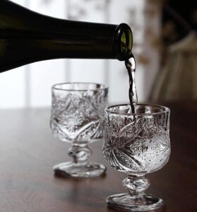 Atraskite vintažo žavesį su šiuo elegantišku 6 taurelių rinkiniu! Preciziški, krištolo spindesį imituojantys raštai suteiks prabangos Jūsų stalui ir pavers bet kokią progą ypatinga. Išskirtinis dizainas: Prabangūs, reljefiniai raštai. Idealus dydis: 50 ml talpa likeriui, trauktinei ar kitiems stipriesiems gėrimams. Pilnas rinkinys: Pakuotėje rasite 6 vnt. taurelių. Puiki dovana: Nustebinkite artimąjį stilinga ir praktiška dovana. Atnaujinkite savo namų barą arba padovanokite nepamirštamą dovaną!