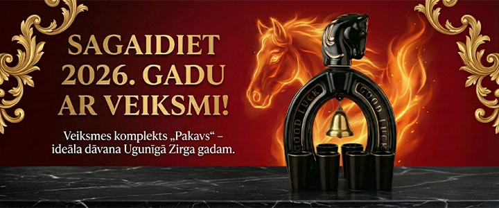 Melns keramikas dzērienu komplekts „Pakavs“ ar zirga galvu, zvaniņu un glāzītēm. Uz sarkanā fona ar zelta ornamentiem un ugunīga zirga ilustrāciju rakstīts: „Sagaidiet 2026. gadu ar veiksmi! Veiksmes komplekts „Pakavs“ – ideāla dāvana Ugunīgā Zirga gadam.