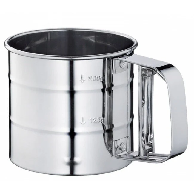 puodelis-sietelis-o11-cm-kaina_reference Nerūsējošā tērauda miltu sijātājs-krūze, Ø11 cm - Image 1