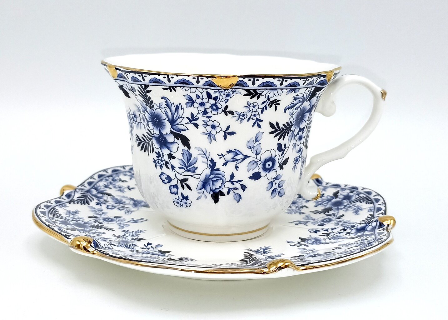 puodeliu-ir-leksciu-rinkinys-220-ml-72ad2_reference Porcelāna krūzīšu un apakštasīšu komplekts, 12 daļas (6 personām), 220 ml (dāvanu kastē) - Image 1