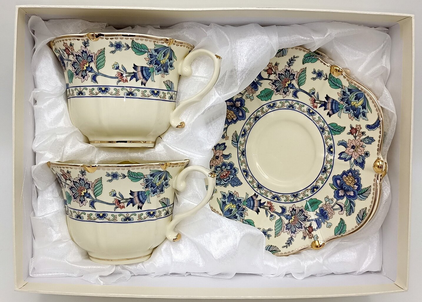 puodeliu-ir-leksciu-rinkinys-220-ml-c87e3_reference Porcelāna krūzīšu un apakštasīšu komplekts, 2 gab. (zili ziedi, dāvanu kastē) - Image 1